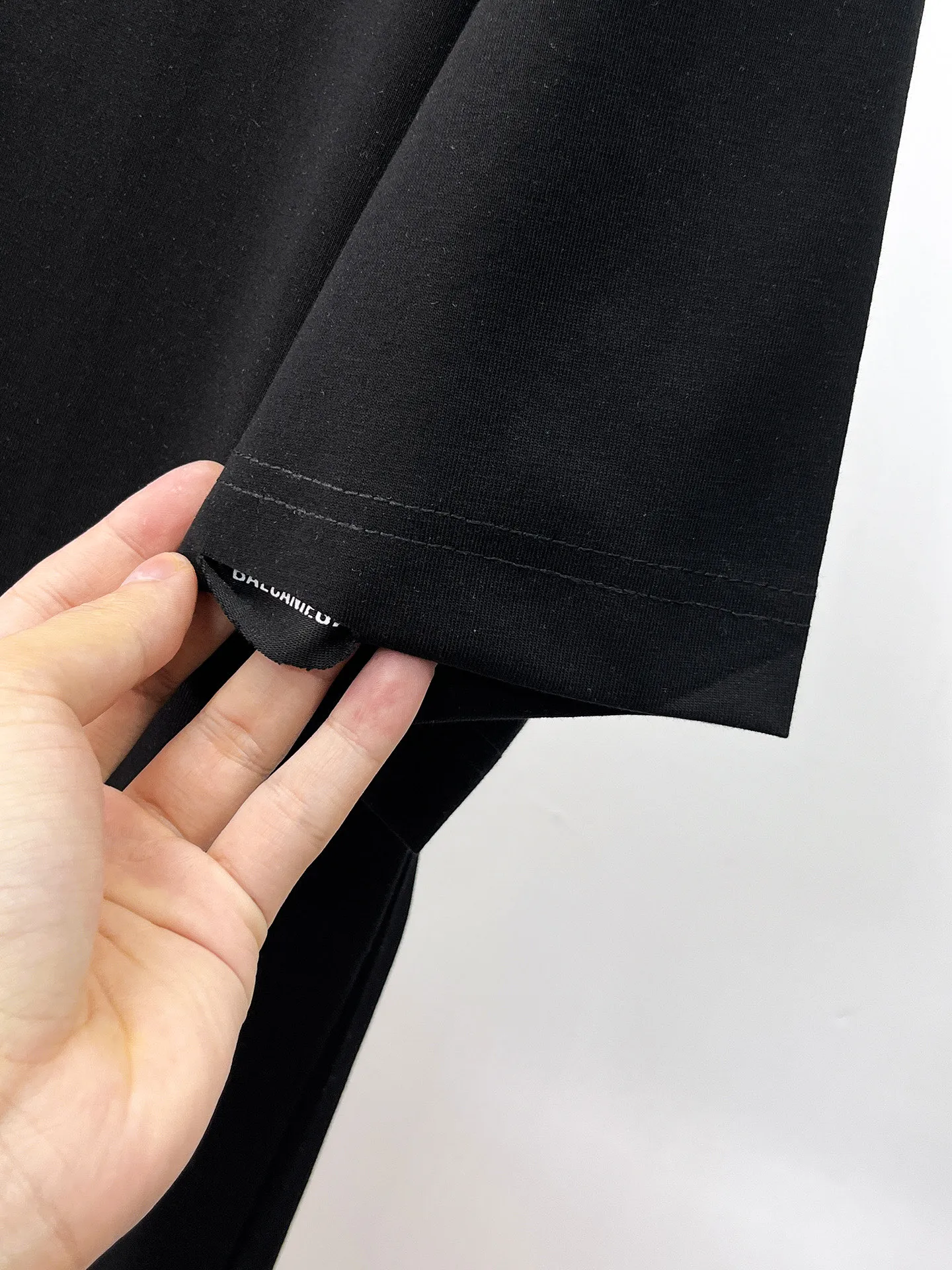 Balenciaga's high-end top-quality products 🐮2026 Spring and Summer New Arrival first counter, the latest New Arrival short-sleeved round neck T-shirt, Premium customized design, avant-garde and fashionable! Brand logo heavy craftsmanship design Premium customized 260g fabric. Soft to the touch. Comfortable to wear. Counter-level exquisite stitching. Fine workmanship. The upper body effect is incomparably handsome! A must-have item for men and women with the same style! Sizes: S~XXL When placing an order, please state your height and weight. The maximum wearing size is 210 pounds (one size larger)